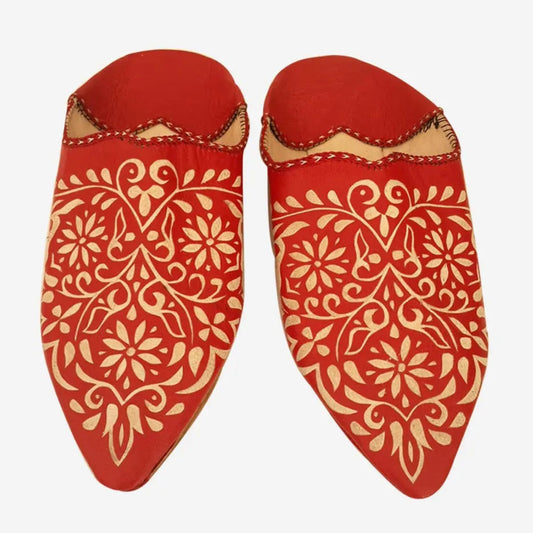 Leather slipper engraved with patterns