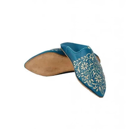 Leather slipper engraved with patterns