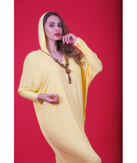 Djellaba jaune avec collier de perles marron